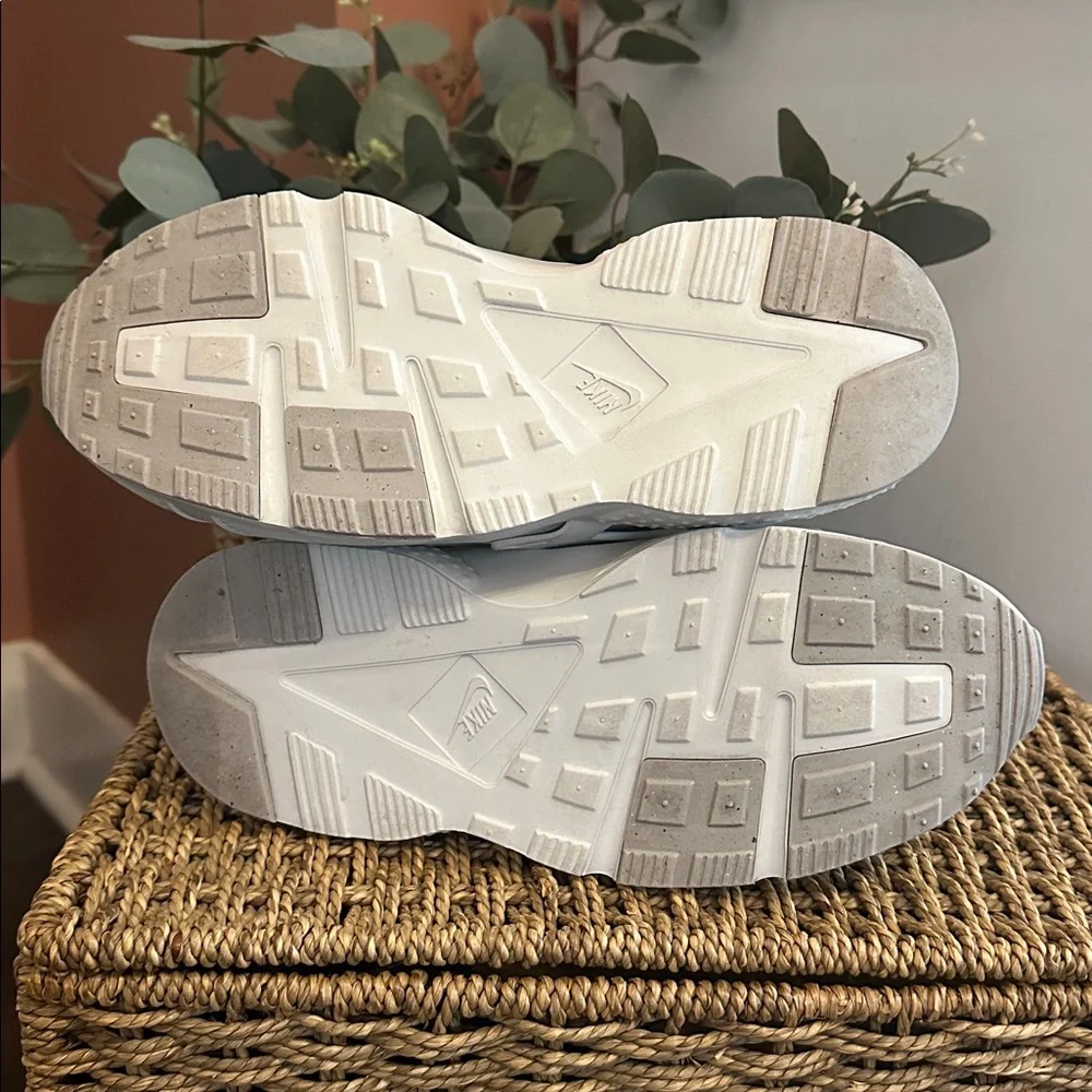Nike Youth Hurache Run 2.0 GS Sea Glass Lime Blast 6.5Y caged heel Sneakers